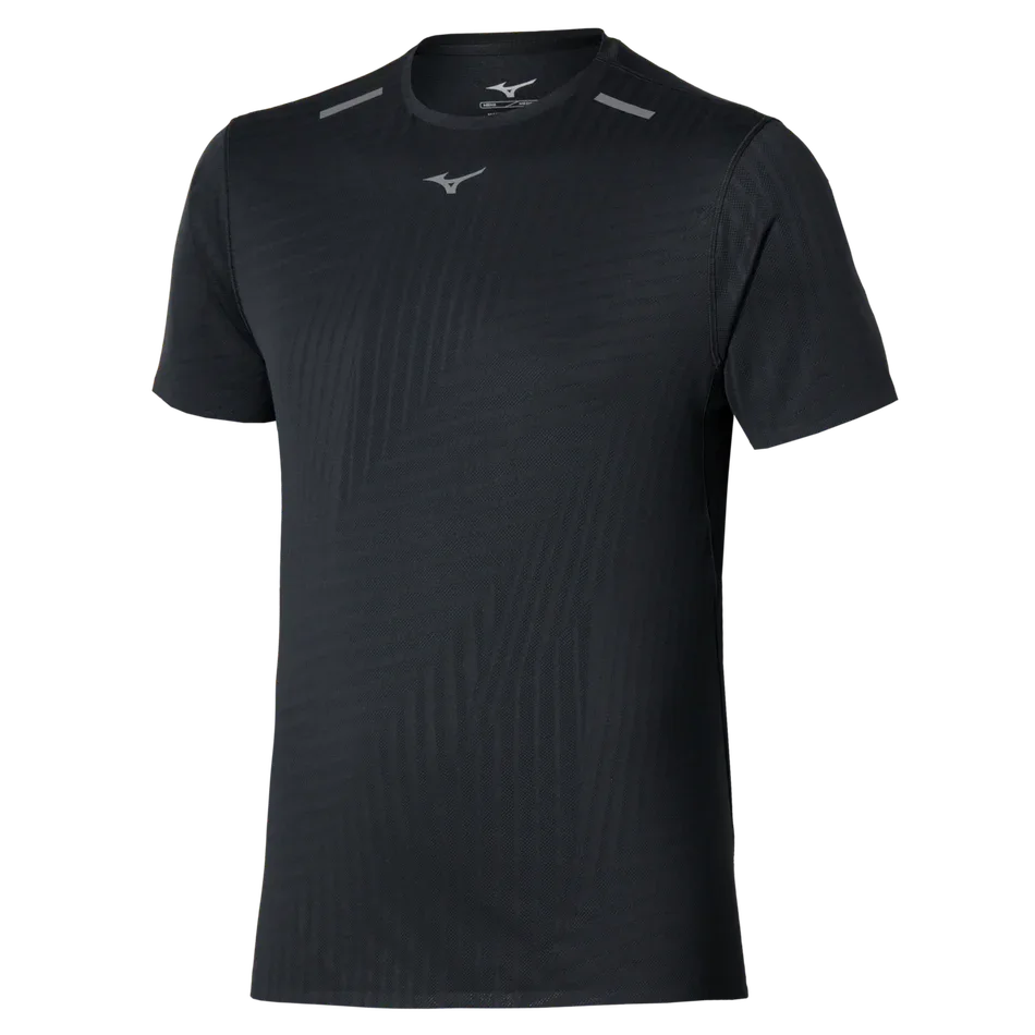 חולצת הטי עם שרוולים קצרים Mizuno Tech Light (M) בצבע שחור, דגם J2GAD00109, כוללת דוגמת פסים אלכסוניים עדינים, צווארון עגול ולוגו קטן. החולצה עשויה מבד נושם לנוחות במהלך האימון. מוצגת על רקע לבן חלק.