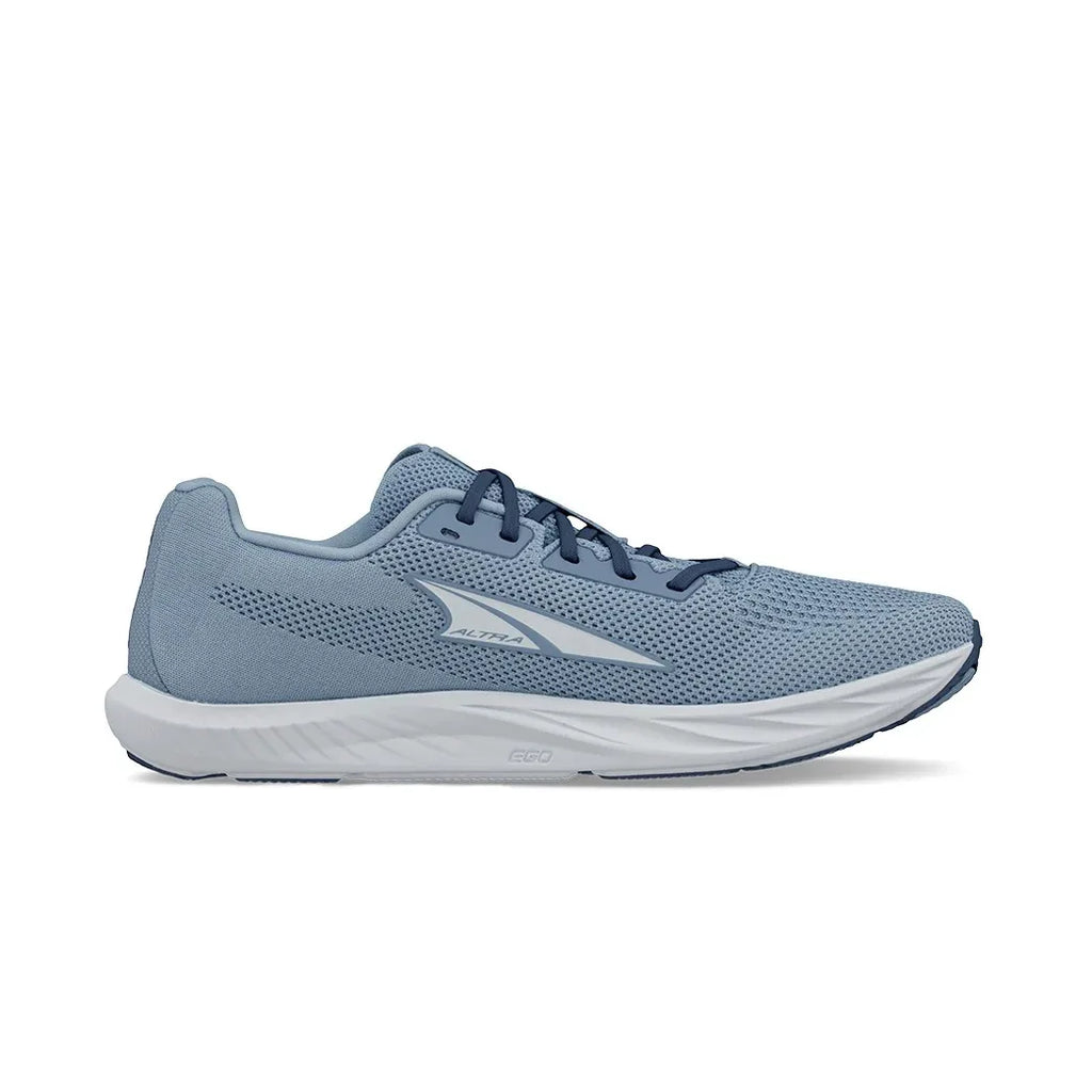 נעל הריצה Altra ESCALANTE 4 DARK BLUE A0A85NF442 מבית Altra כוללת גפה עליונה מרשת בצבע תכלת, שרוכים בצבע כחול כהה וסוליה אמצעית לבנה, המוצגת בפרופיל צדדי על רקע לבן.
