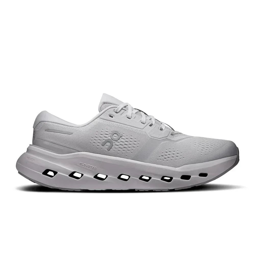 On Cloud Cloudrunner 3 Glacier/Alloy 3MG10071536 מבית On Cloud: נעל ריצה לבנה עם סוליה מרופדת עבה, חלק עליון מרשת וסוליה אמצעית עם חיתוך ייחודי, מוצגת מהצד.