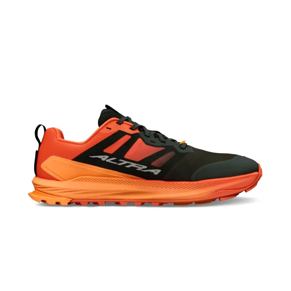 מבט צדדי על דגם Altra M LONE PEAK 9+ BLACK/ORANGE A0A85RG080 מבית Altra, נעל ריצה ספורטיבית עם גפה שחורה, נגיעות בצבעי כתום ואדום, סוליה כתומה ושרוכים שחורים.