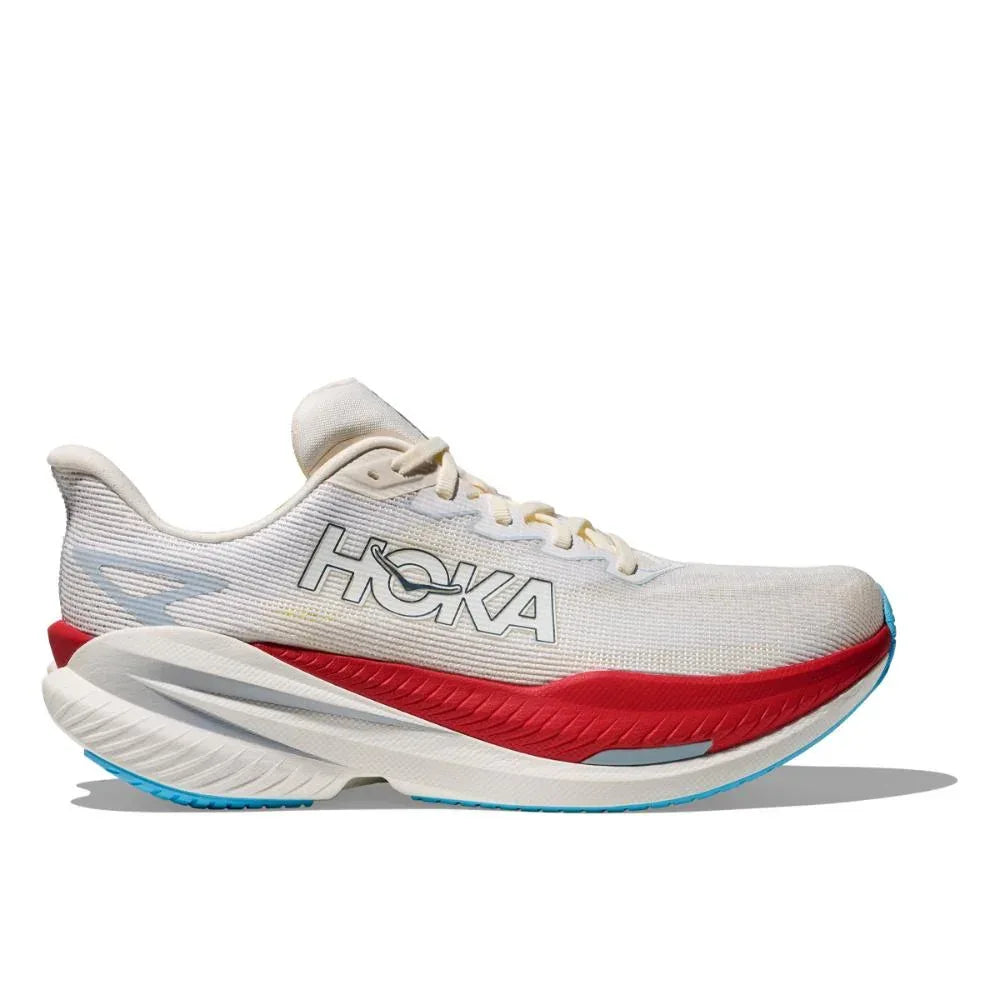 ה-Hoka 1168720/WBS MACH X 3 בצבע לבן/אלבסטר הוא נעל ריצה של Hoka עם סוליה עבה ומרופדת, נגיעות של אדום וכחול ולוגו Hoka בצד.