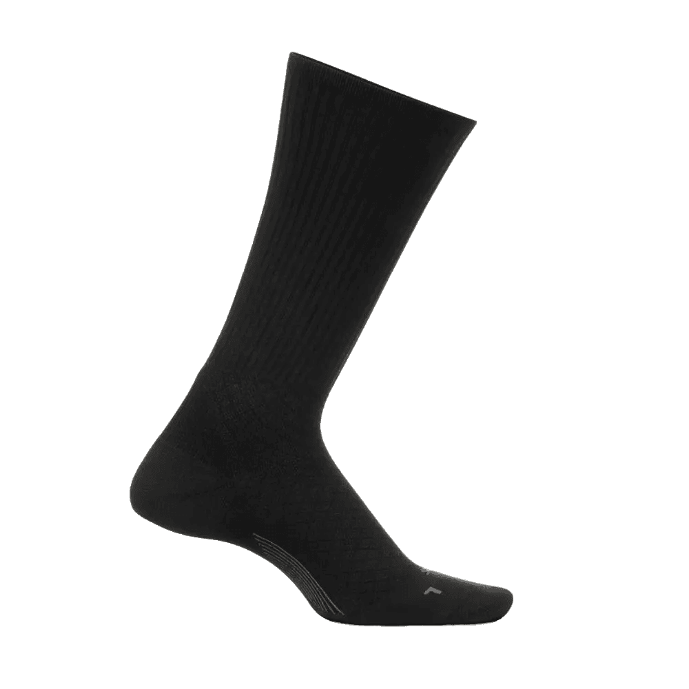 גרבי הספורט Feetures Men's UL Crew Wide Rib Black (LM15001) כוללים חלק עליון מצולע ודוגמת רגל מרקמת עדינה, המוצגת כגרביים שחורים בודדים על רקע לבן.