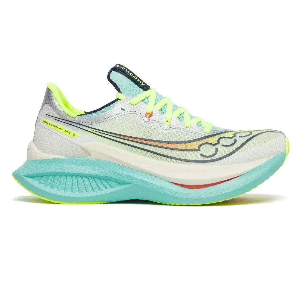 דגם Saucony ENDORPHIN PRO 5 WHITE/SPLASH S11064-120 הוא נעל ריצה בצבעים ירוק בהיר ולבן, עם שרוכים בצבע צהוב ניאון, סוליה עבה בצבע טורקיז ואלמנטים כהים בחלק העליון, כולל לוגו בצד.