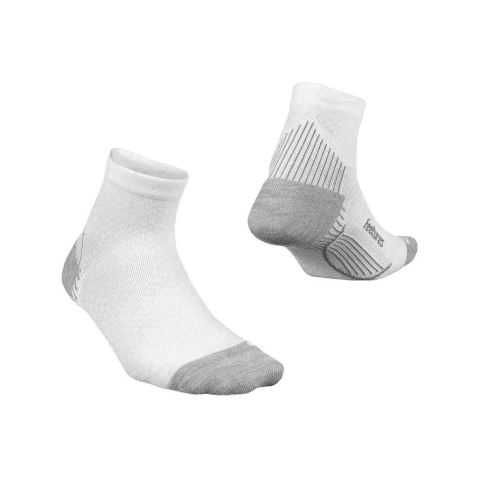 זוג גרביים לבנות Feetures PF Relief Ultra Light Quarter (PF25158) עם נגיעות אפורות באזור האצבעות, העקב והסוליה — מוצגות מזוויות שונות — גרביים אלה של Feetures מציעות נוחות ותמיכה יומיומית.