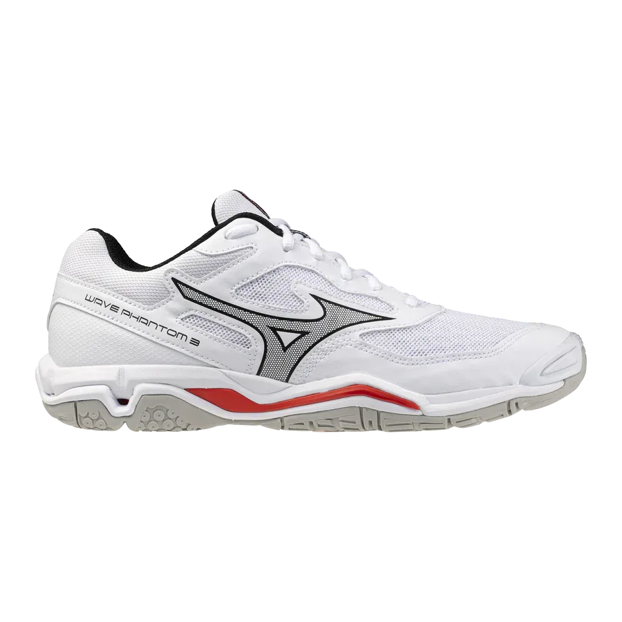 ה-Mizuno WAVE PHANTOM 3(U) X1GA226059 הוא נעל ספורט לבנה של Mizuno עם נגיעות של שחור ואדום, לוחות רשת, עיצוב שרוכים, סוליה מרקמת, כיתוב "Wave Phantom 3" ולוגו Mizuno בצד.
