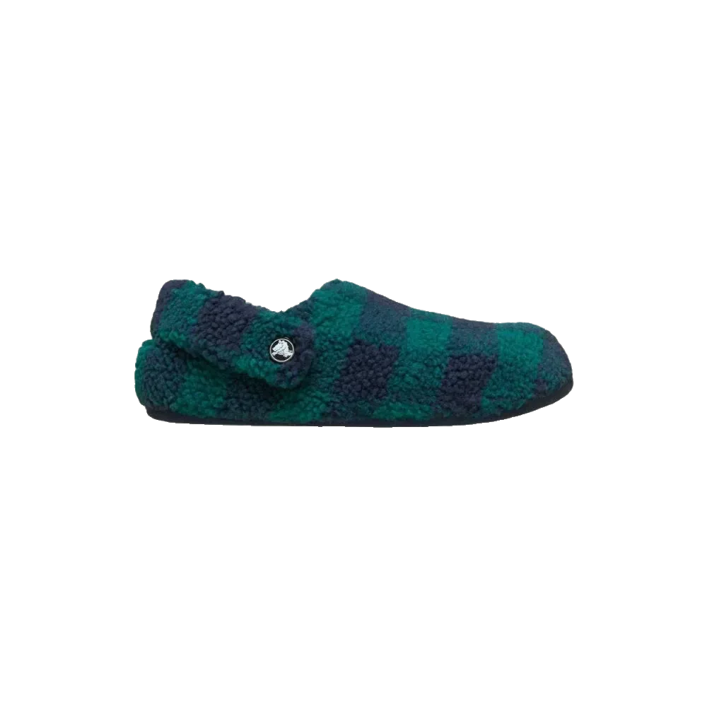 נעלי הבית Crocs Classic Buffalo Check Cozzzy Slipper 210755-3AZ מתאפיינות בפסים משובצים בכחול וירוק עם כפתור צדדי, המוצגות בפרופיל צדדי על רקע אחיד.
