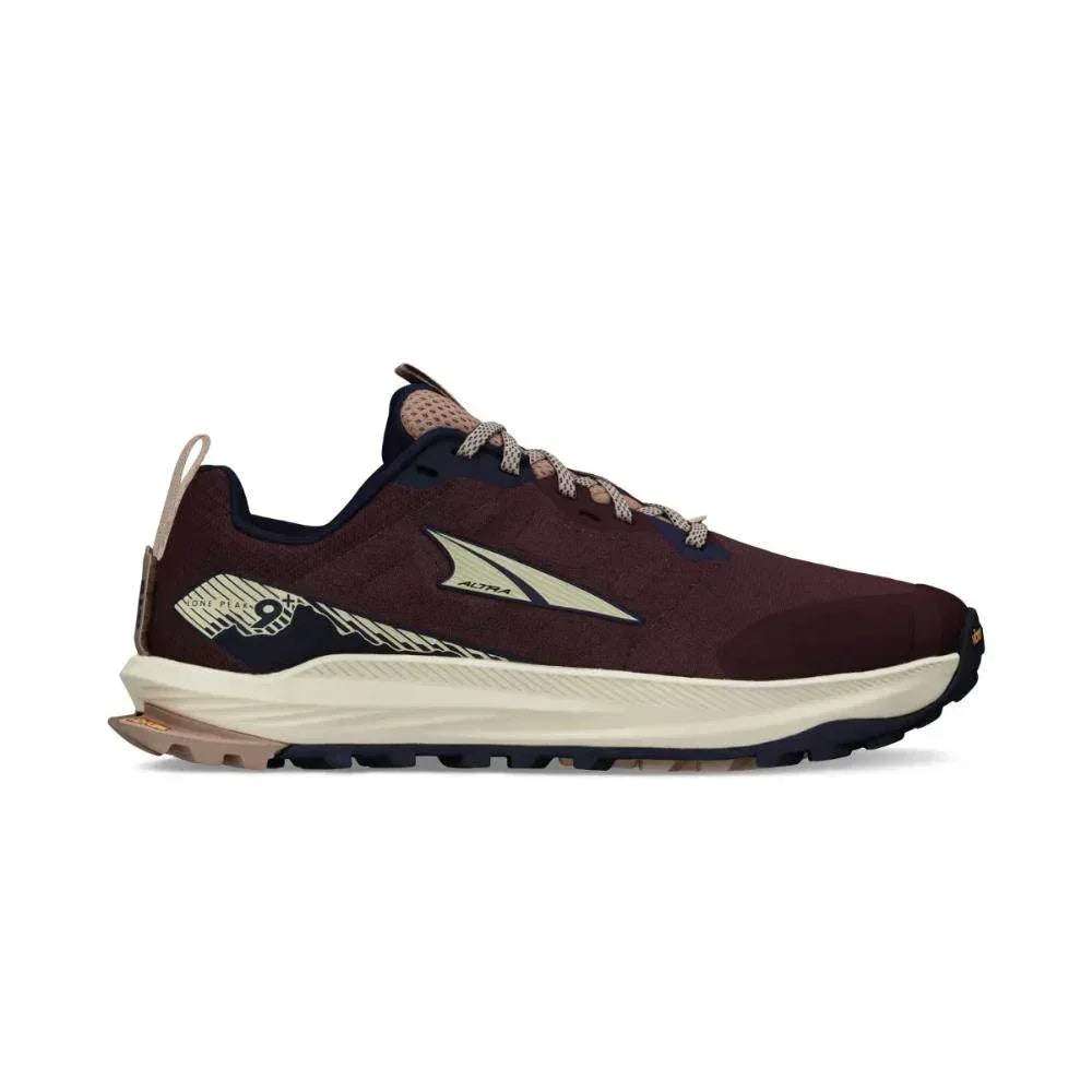 ה-Altra Lone Peak 9+ A0A85RH666 נעלי ריצת שטח לנשים מגיעות בצבעי בורדו ושחור עם סוליה לבנה, סוליה בצבע חום ושחור ולוגו בצד – מושלמות לכל הרפתקה בשטח.