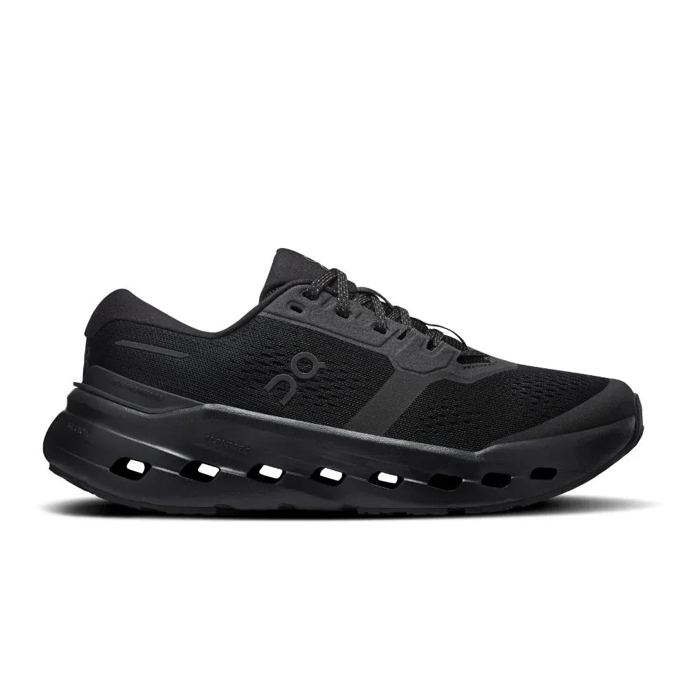 דגם On Cloud Cloudrunner 3 Black (3WG10051043) הוא נעל ריצה ספורטיבית בצבע שחור, הכוללת ריפוד Cloudfoam וחלק עליון מאוורר, כפי שנראה בתמונה מהצד.