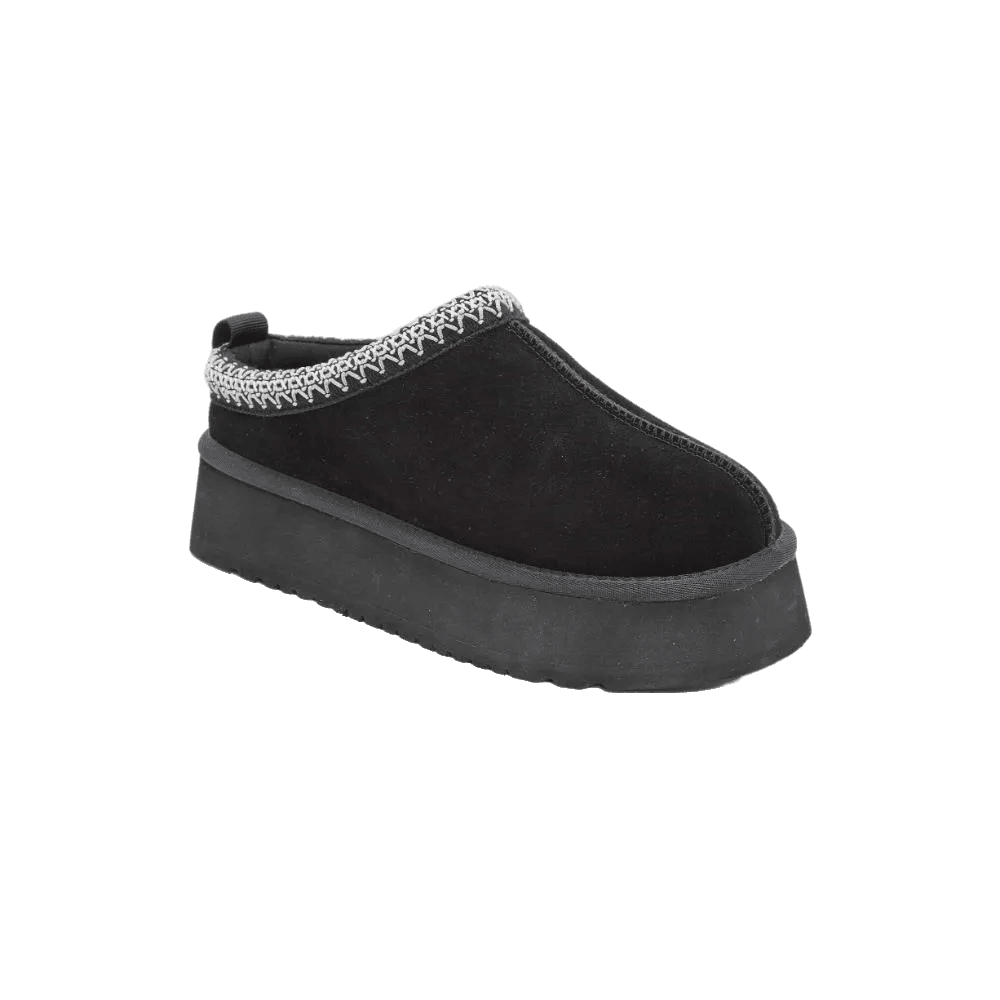 ה-Seventy Nine כפכפי פרווה פלטפורמה סבנטי ניין לנשים Lotem Black SNNEW567-001 הוא דגם סליפ-און שחור עם סוליה עבה, קצה מעוגל ותפר זיגזג דקורטיבי סביב הצווארון, המוצג על רקע לבן.