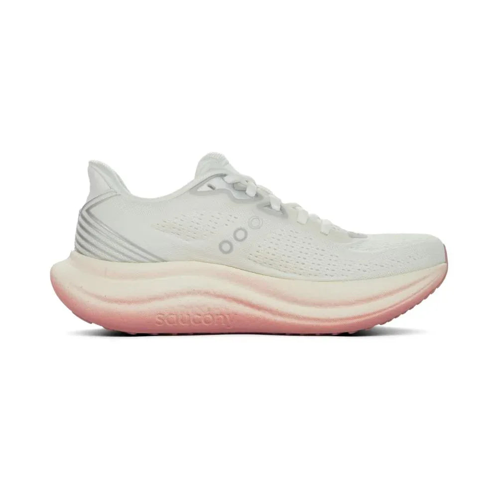 Saucony TRIUMPH 23 IVORY/MAUVE S11023-142 הוא נעל ריצה אתלטית לבנה עם סוליה עבה בגוון מדורג, המשתנה מקרם לורוד, המוצגת בפרופיל צדדי על רקע אחיד.