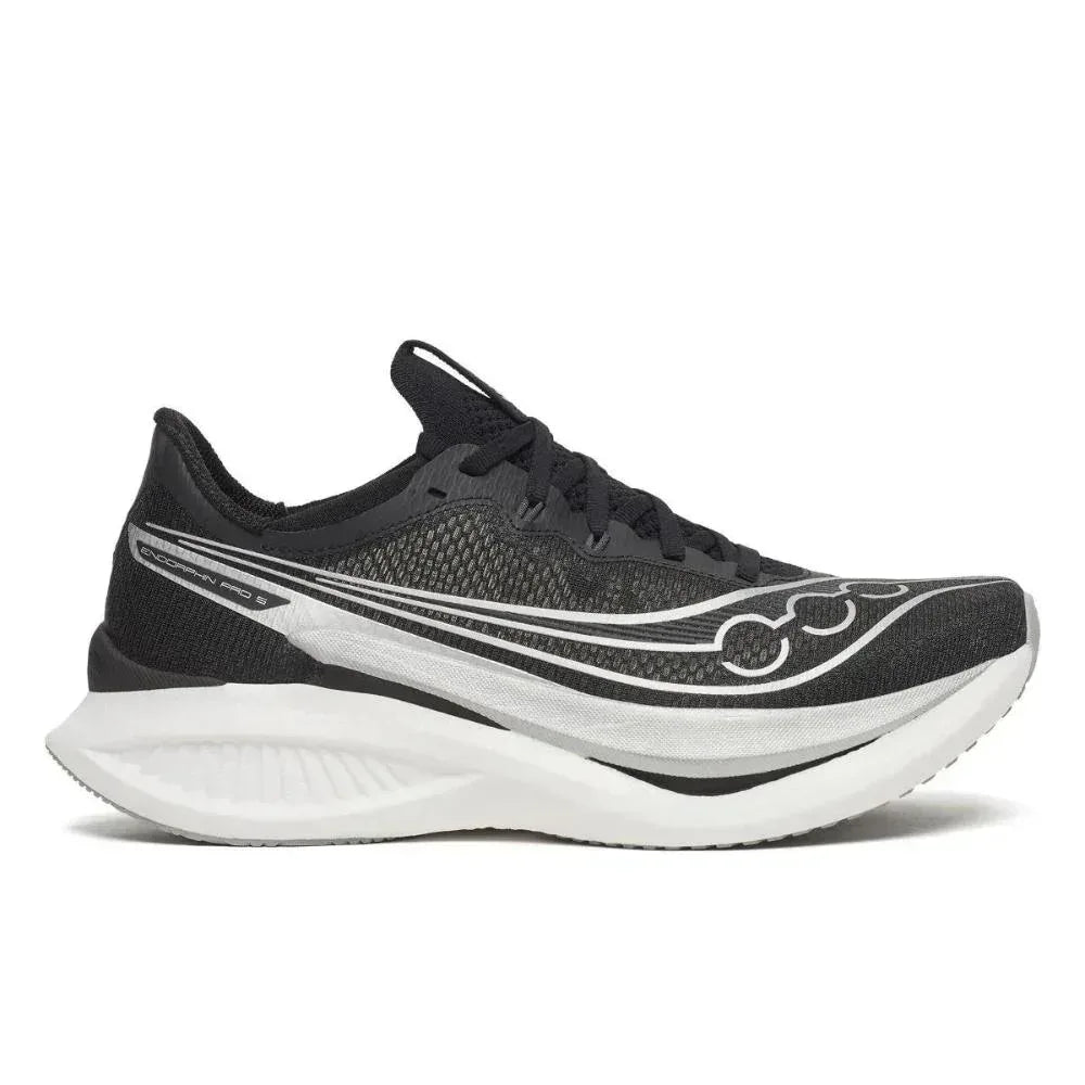 ה-Saucony ENDORPHIN PRO 5 BLACK/SILVER S21064-100 היא נעל ריצה בשחור ולבן מבית Saucony, הכוללת גפה עליונה מרשת נושמת, סגירת שרוכים וסוליה עבה ומרקמת, כפי שנראית במבט מהצד.