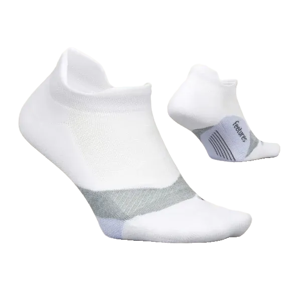 גרבי Feetures Elite Light Cushion No Show Tab White Lilatech E5058748 הם גרביים אנטומיות בצבע לבן עם דגשים אפורים, מספקים נוחות וביצועים מירביים לריצה.