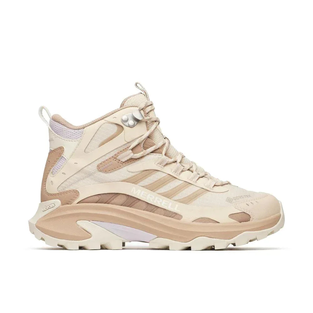 Merrell J038822 MOAB SPEED 2 MID GTX/NOUGAT WOMEN הוא נעל טיולים בגובה בינוני בצבע בז' עם סוליה מחוספסת, שרוכים בחלק הקדמי וחומר Gore-Tex, המוצגת בפרופיל צדדי על רקע לבן.