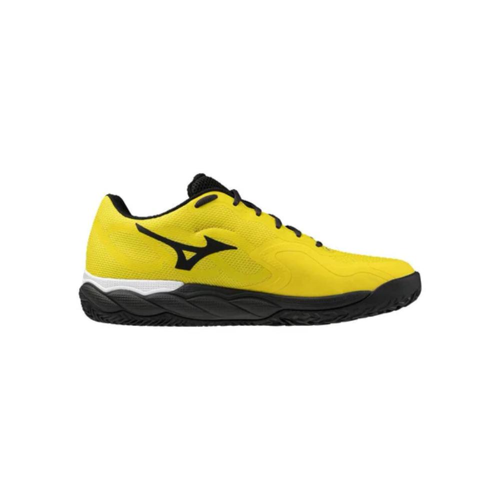 נעל ספורט צהובה עם שרוכים שחורים, סוליה שחורה ולוגו שחור בצד, מוצגת משמאל — מושלמת כמו Mizuno נעלי פאדל מיזונו לגברים WAVE ENFORCE COURT PADEL (61GB243745).