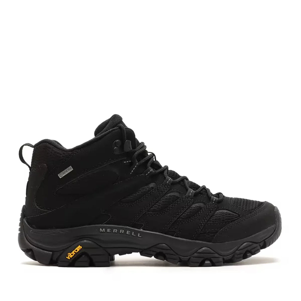 דגם Merrell J500249 M MOAB 3 SYN MID GTX TRIPLE BLACK, מגף טיולים שחור ועמיד למים עם תמיכה עד אמצע הקרסול, סוליה של Vibram, חלק עליון מרשת וחומר סינתטי, וסגירת שרוכים מבית Merrell, מוצג בפרופיל צדדי על רקע אחיד.