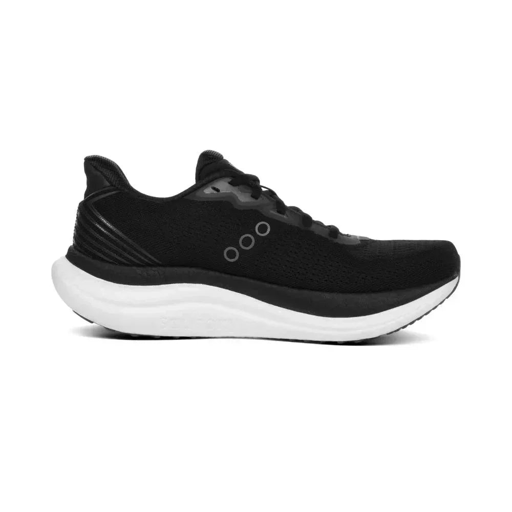 Saucony TRIUMPH 23 BLACK/WHITE S21024-200 הוא נעל ריצה ספורטיבית מבית Saucony, עם חלק עליון שחור וסוליה לבנה, המוצגת בפרופיל צדדי על רקע לבן אחיד.