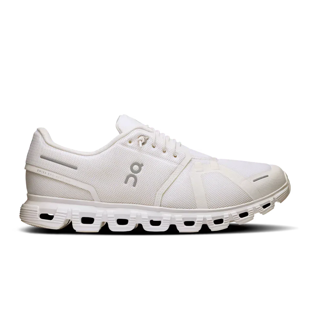 ה-On Cloud 6 White 3MF10071200 מבית On Cloud מוצג מהצד על רקע לבן, עם גפה עליונה מרשת נושמת, סגירת שרוכים ועיצוב סוליה חלולה ייחודי.