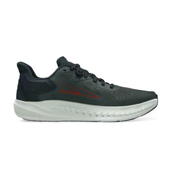 Altra TORIN 7 A0A82C4221 של Altra היא נעל אתלטית בצבע כהה הכוללת סוליה לבנה, לוגו אדום בצד, שרוכים שחורים ועיצוב נמוך.