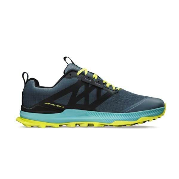Altra Lone Peak 8 A0A85NC043 מבית Altra היא נעל אתלטית עם עיצוב כחול ושחור עם הדגשות צהובות וסוליה מחוספסת, מושלמת להרפתקאות בחוץ.