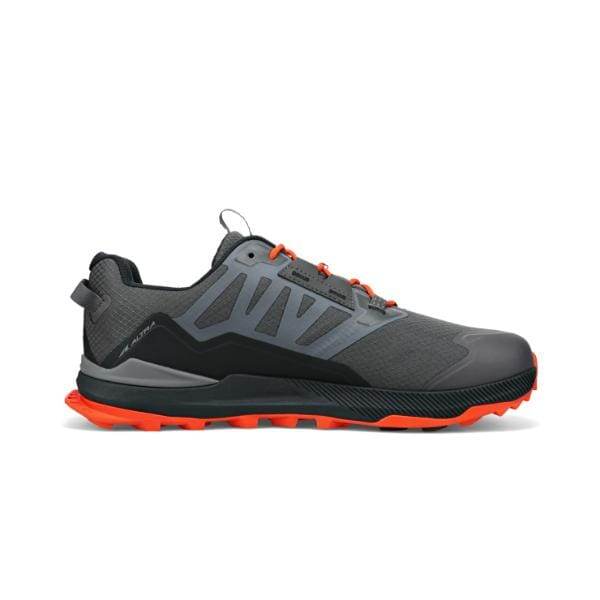 מבט מהצד של Altra LONE PEAK ALL-WTHR LOW2 A0A7R6J280, נעל ספורט מבית אלטרה, המציגה את העיצוב הירוק והאפור שלה עם סוליה כתומה במרקם ושרוכים כתומים.