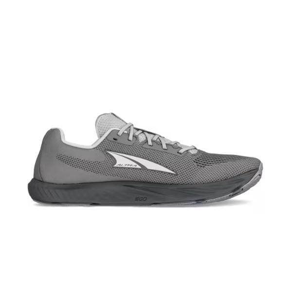 ה-Altra ESCALANTE 4 A0A85NE222 מבית Altra הוא נעל ריצה אתלטית בצבע אפור עם לוגו לבן, גפה עליונה מרשת וסוליה כהה, המוצגת מהצד.