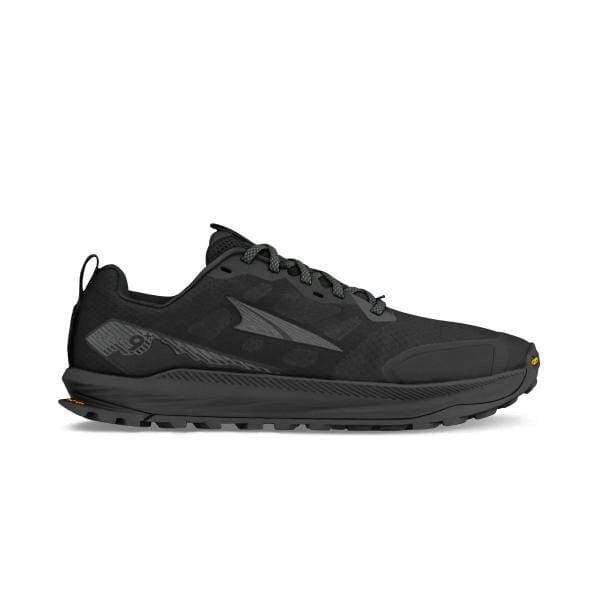 נעלי הריצה Altra LONE PEAK 9+ WIDE (2E) של Altra LONE PEAK 9 פלוס לגברים מתאפיינות בעיצוב שחור, סוליה מחוספסת, סגירת שרוכים, לוגו עדין והתאמה רחבה לכף רגל רחבה — מושלמות לנוחות בשטח.