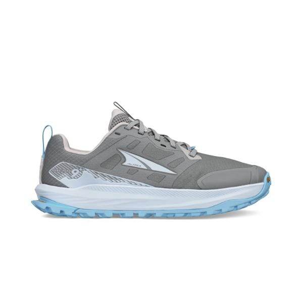 נעלי הריצה Altra LONE PEAK 9+ A0A85RH220 מבית Altra הן נעלי ריצה בצבעים אפורות ותכולות בהיר עם חלק עליון מרשת, סוליית גומי ועיצוב שרוכים המוצג בפרופיל הצד.