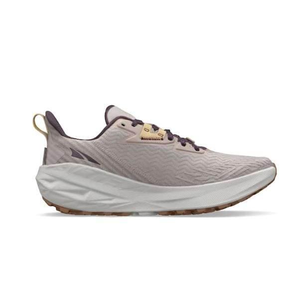 הכירו את Altra Experience Wild A0A85QD923 מאת Altra: נעל ריצה בצבע בז' הכוללת עיצוב מרקם, הדגשים חומים וסוליה לבנה עבה.