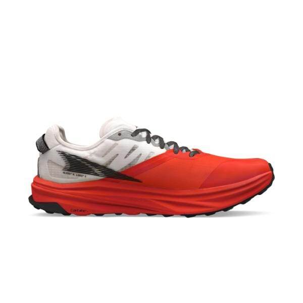 מבט מהצד של Altra Mount Blanc Carbon AL0A82CA161, נעל ריצה ספורטיבית תוססת בצבע כתום ולבן עם שרוכים שחורים וסוליה שחורה מבית אלטרה.