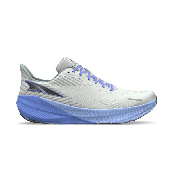 Altra FLOW EXPERIENCE A0A82CJ254 לבן עם שרוכים כחולים וסוליה כחולה, עם עיצוב יעיל והדגשה באזור העקב.