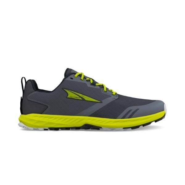 ה-Altra SUPERIOR 7 A0A85Q7221 מבית Altra הוא נעל ריצה אתלטית בצבע אפור עם עקב שחור, לוגו, שרוכים וסוליה בצבע צהוב ניאון, המוצגת בפרופיל צדדי על רקע לבן.