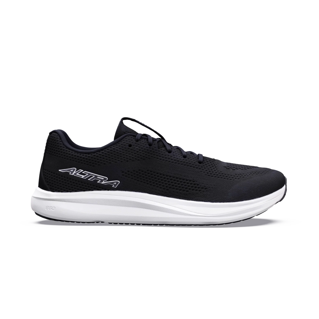 נעלי ריצה אלטרה אסקלנטה 5 לגברים Altra Escalante 5 בצבע Black/White — מבט אלכסוני על הגפה הסרוגה השחורה וסוליית Altra EGO הלבנה