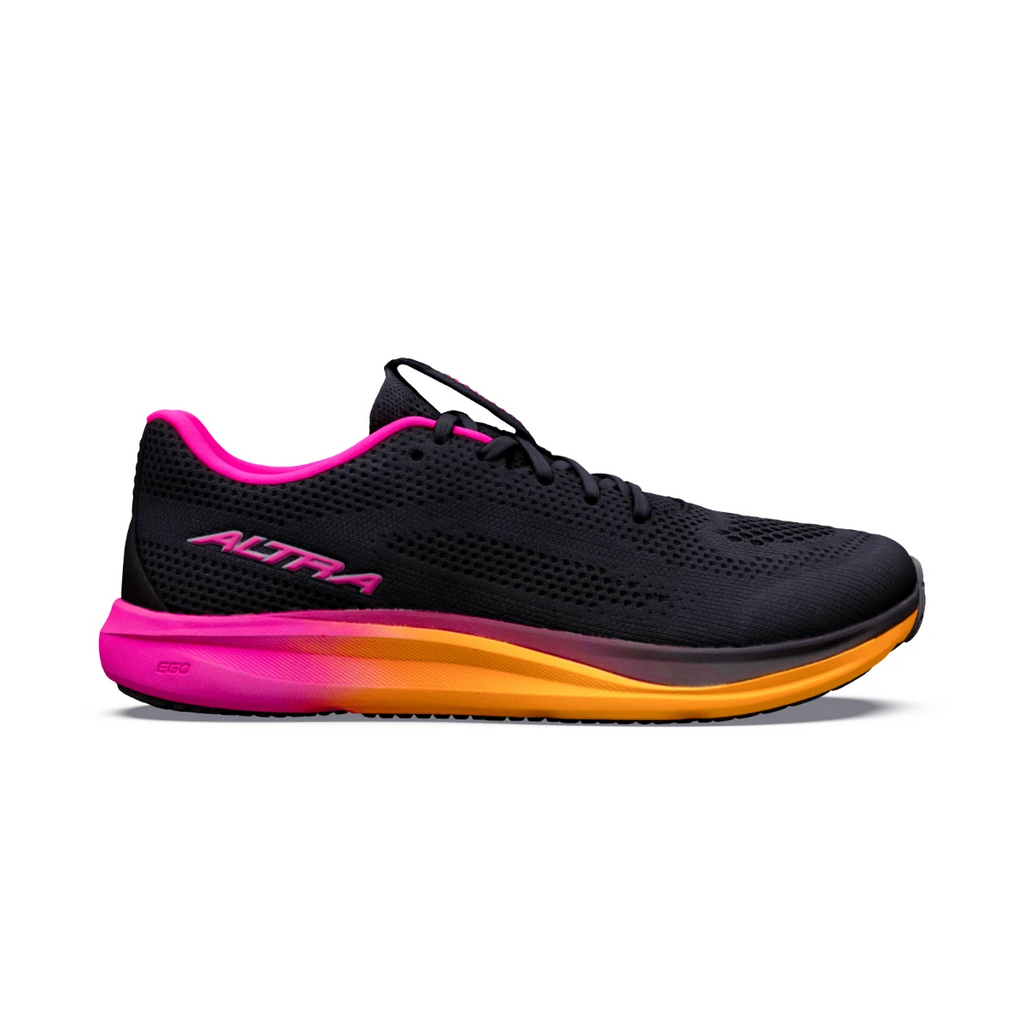 נעל ריצה Altra Escalante 5 לנשים בצבע Black/Pink Glo — מבט צד על גפה סרוגה שחורה עם סוליה בגווני כתום-ורוד.