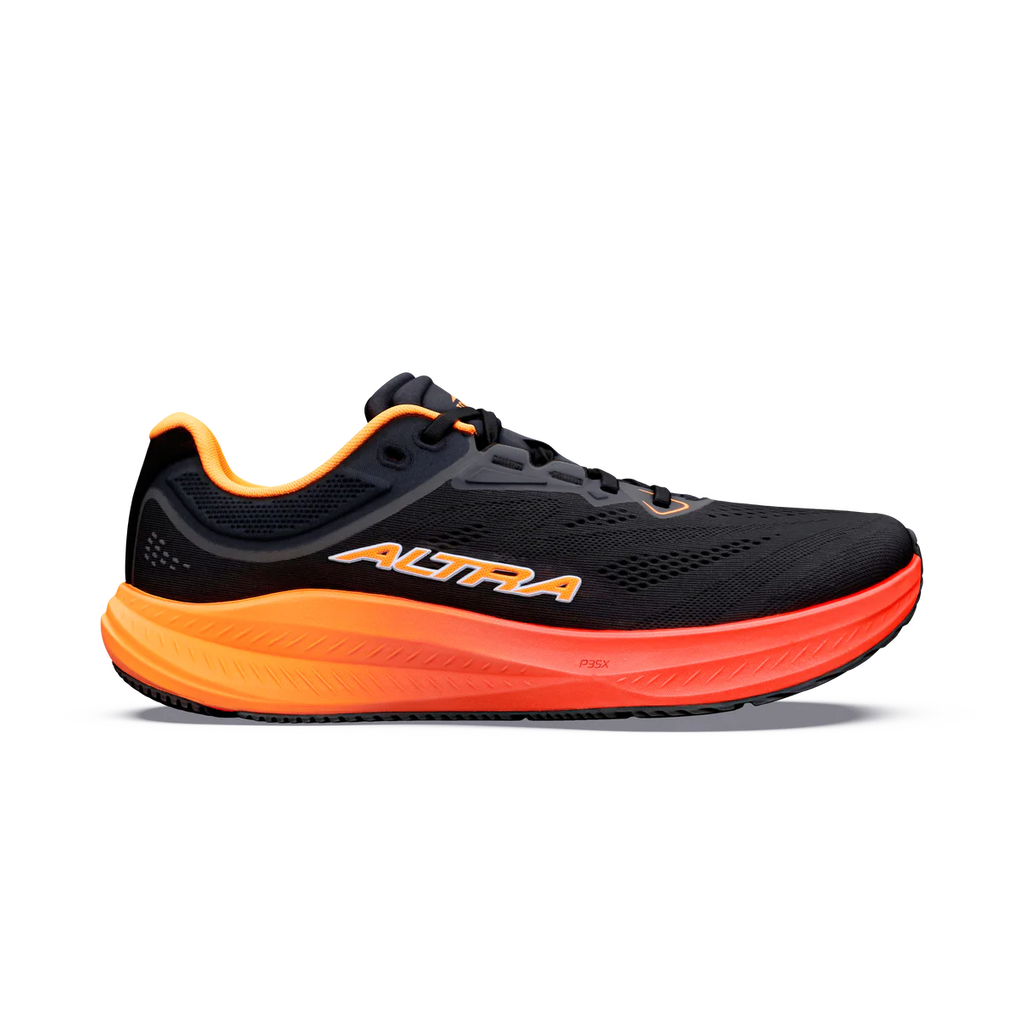 נעל ריצה Altra Torin 9 לגברים בצבע Black/Orange Pop — מבט צד על גפה שחורה עם נגיעות כתום עזות ולוגו ALTRA.
