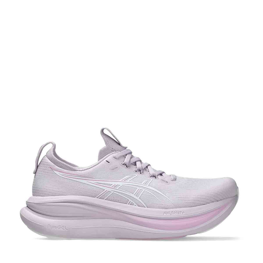 נעל הריצה לנשים Asics Gel Nimbus 28 (1012B899-502) מבית Asics מוצגת בצבע סגול בהיר עם נגיעות לבנות, עם סוליה מרופדת ועבה ועיצוב עם שרוכים, על רקע לבן חלק.