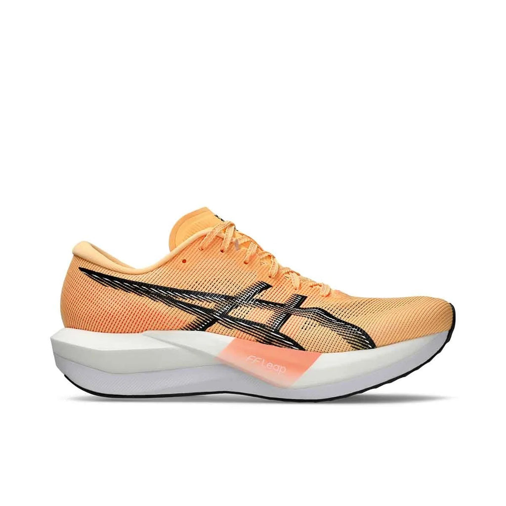 נעל ריצה Asics Magic Speed 5 1013A183-800 למגדר מעורב מבית Asics, הכוללת חלק עליון כתום עם עיצוב צדדי שחור, סוליה אמצעית לבנה וסוליה חיצונית שחורה, מצולמת על רקע לבן אחיד.