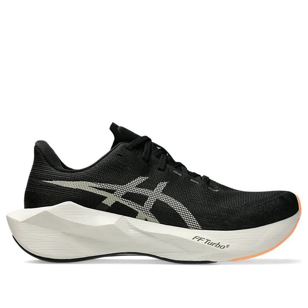נעל ריצה Asics Novablast 6 לגברים בצבע Black/Khaki, מבט ראשי עם חלק עליון שחור, סוליה לבנה וקצה כתום, על רקע לבן.