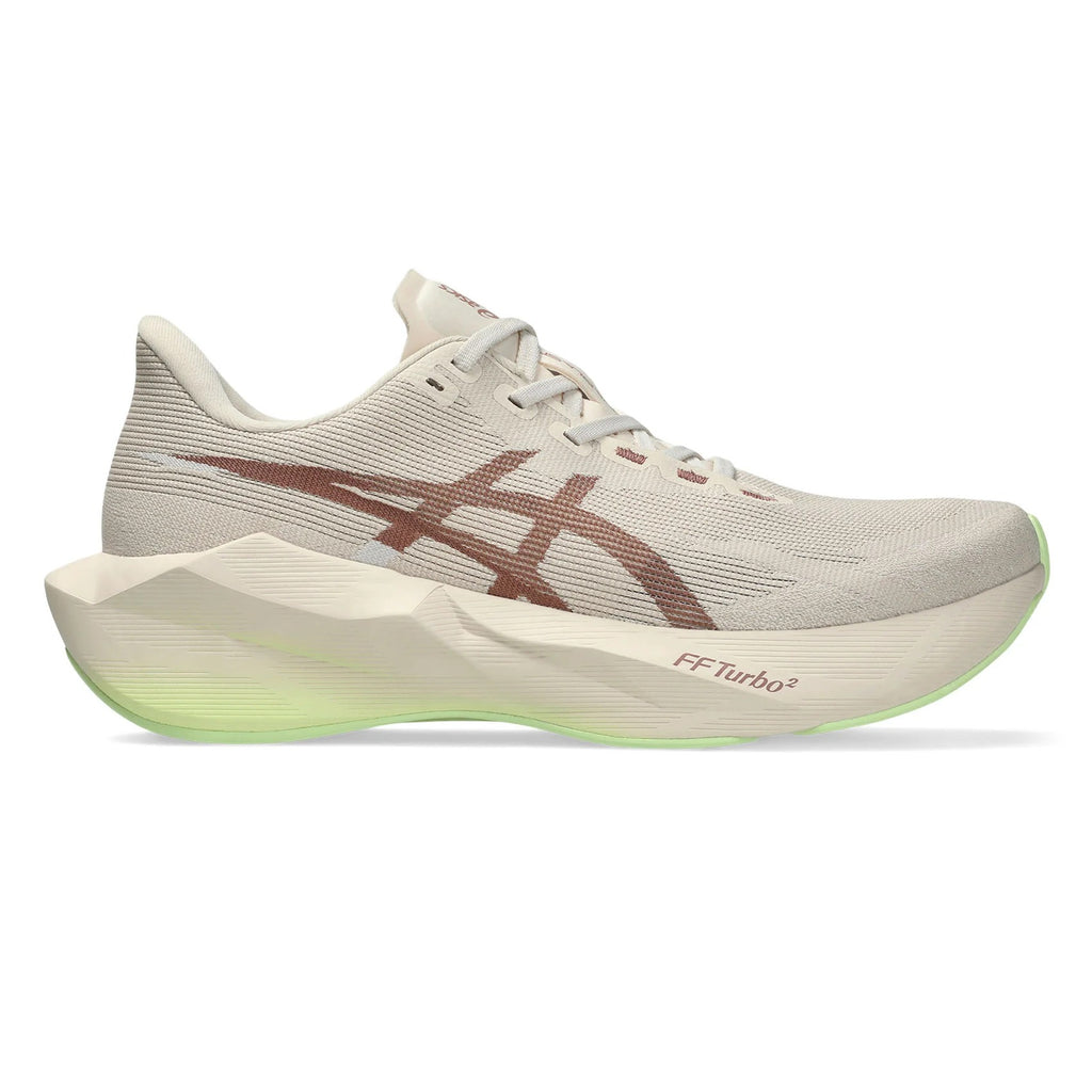 נעל ריצה Asics Novablast 6 לגברים בצבע Rose Dust/Illuminate Yellow, מבט ראשי עם חלק עליון אפרפר, סוליה עבה וסוליה חיצונית ירקרקה, על רקע לבן.