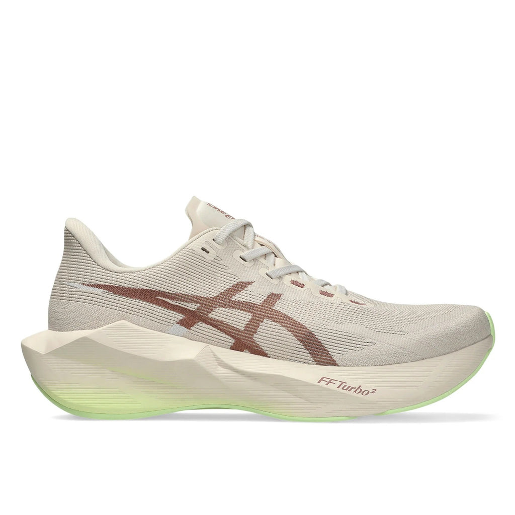 הכירו את נעלי הריצה Asics Novablast 6 לגברים (דגם 1011C243-700) בצבעי Rose Dust ו-Illuminate Yellow — נעלי ריצה בצבע אפור בהיר עם לוגו חום, סוליה עבה ומפוסלת, נגיעות ירוקות בחלק התחתון וכיתוב “FF Turbo” על הסוליה האמצעית. מושלמות למי שמחפש נעלי ריצה מסוגננות עם ביצועים ונוחות ברמה הגבוהה ביותר.