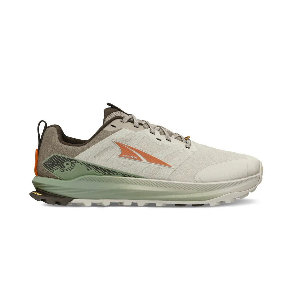 דגם Altra M LONE PEAK 9+ A0A85RG91J מבית Altra הוא נעל ריצת שטח בצבע אפור בהיר עם נגיעות של ירוק וכתום, סוליה מרופדת ועבה ועיצוב עם שרוכים, המוצגת בפרופיל מהצד השמאלי.