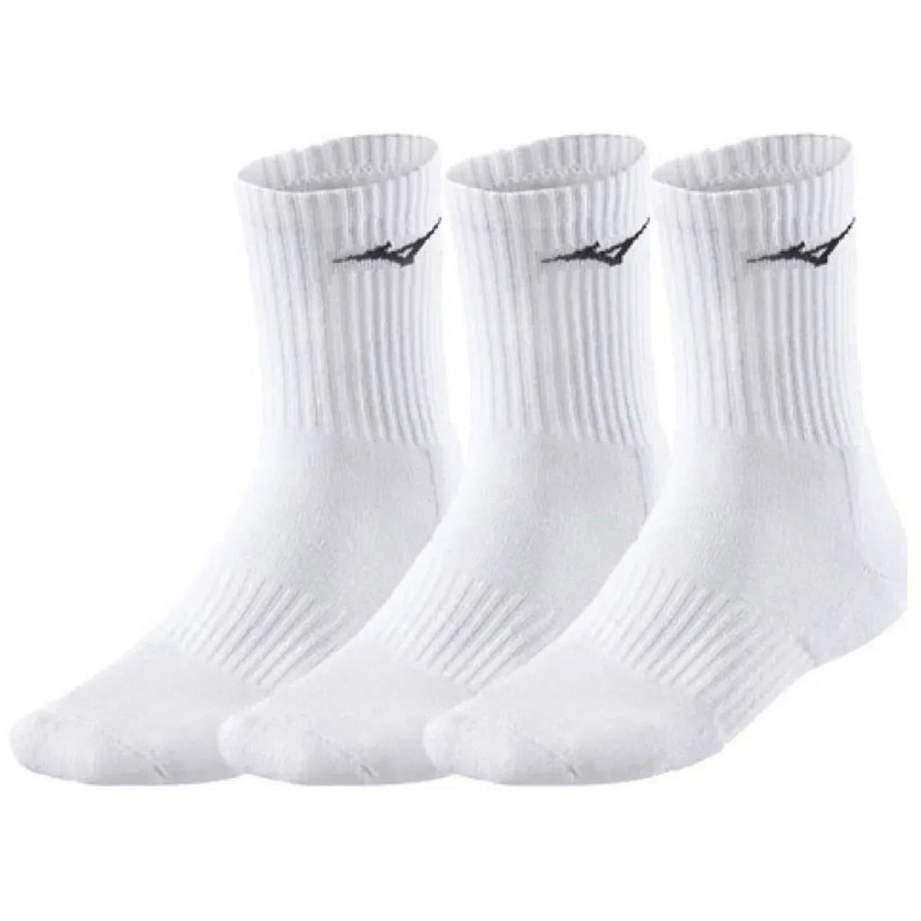 שלוש זוגות גרבי Mizuno Training 3P (U) בצבע לבן, עם חפתים מצולעים ולוגו Mizuno שחור בחלק העליון.