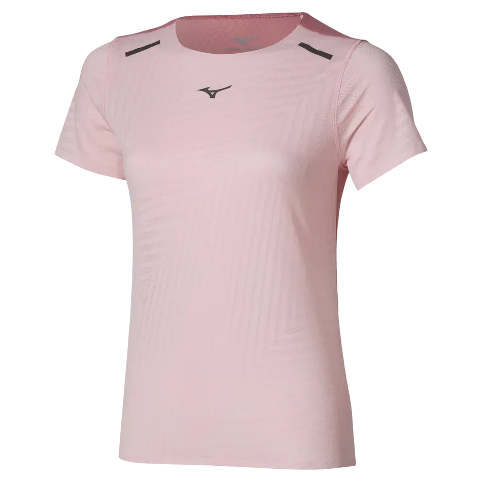 חולצת ה-Tech Light של Mizuno עם שרוולים קצרים (לנשים) בצבע Rose Elegance (J2GAD20265) היא חולצת ספורט בצבע ורוד בהיר, עם לוגו Mizuno שחור קטן על החזה ושני פסים שחורים ומסוגננים על הכתפיים, על רקע לבן חלק.