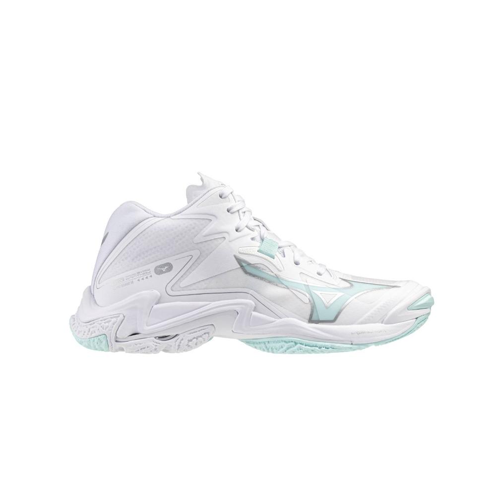 נעלי הספורט הגבוהות Mizuno WAVE LIGHTNING Z8 V1GC240545 לנשים, בצבעי לבן ותכלת, הן אידיאליות כנעלי מיזונו נשים או נעלי כדורעף, מוצגות על רקע לבן. מותג: Mizuno.