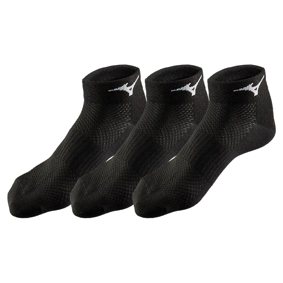 שלוש זוגות גרבי קרסול Mizuno Training Mid 3P Black (67XUU950), עם לוגו Mizuno לבן על השרוולים, מסודרים זה לצד זה על רקע לבן חלק.