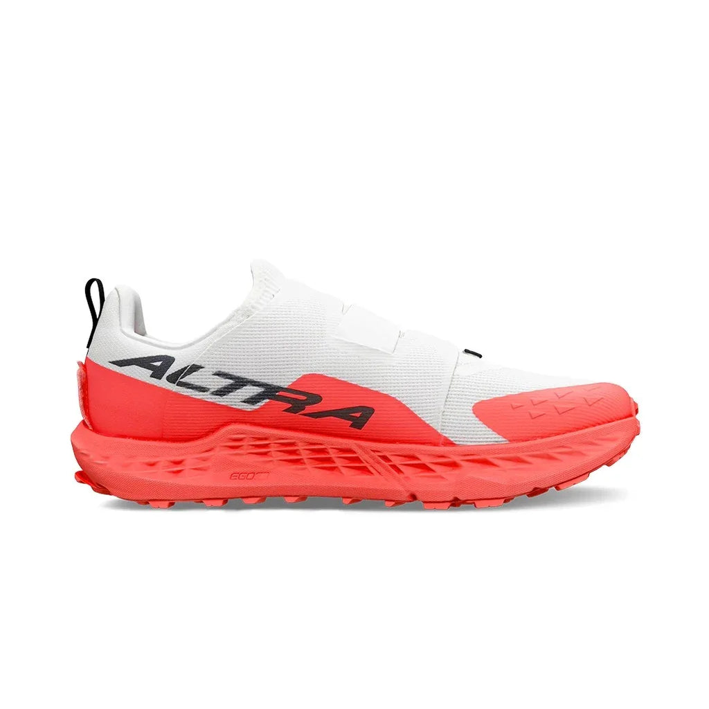 דגם Altra TIMP 5 BOA בצבעי לבן/אדום כולל סוליה אדומה בוהקת, לוגו "Altra" בצד בצבע שחור, ודפוס סוליה מחוספס לאחיזה טובה. לא נמסר תיאור מוצר.