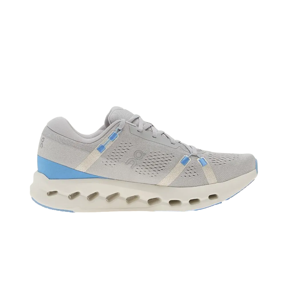דגם On Cloud Cloudsurfer 2 3MF10124839 בצבעי Glacier/Gourami כולל גוון אפור עם נגיעות של שמנת וכחול, סוליה מחוררת ולוגו On Running המופיעה על רקע לבן חלק.