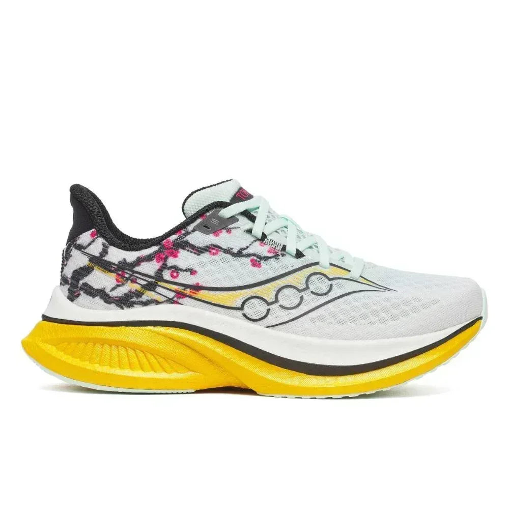 Saucony ENDORPHIN SPEED 5 WHITE/FLEUR S21007-401 הוא נעל ריצה אתלטית לבנה עם סוליה צהובה, שרוכים תכלת, עקב שחור ועיצוב פרחוני ורוד ושחור בצדדים מבית Saucony.