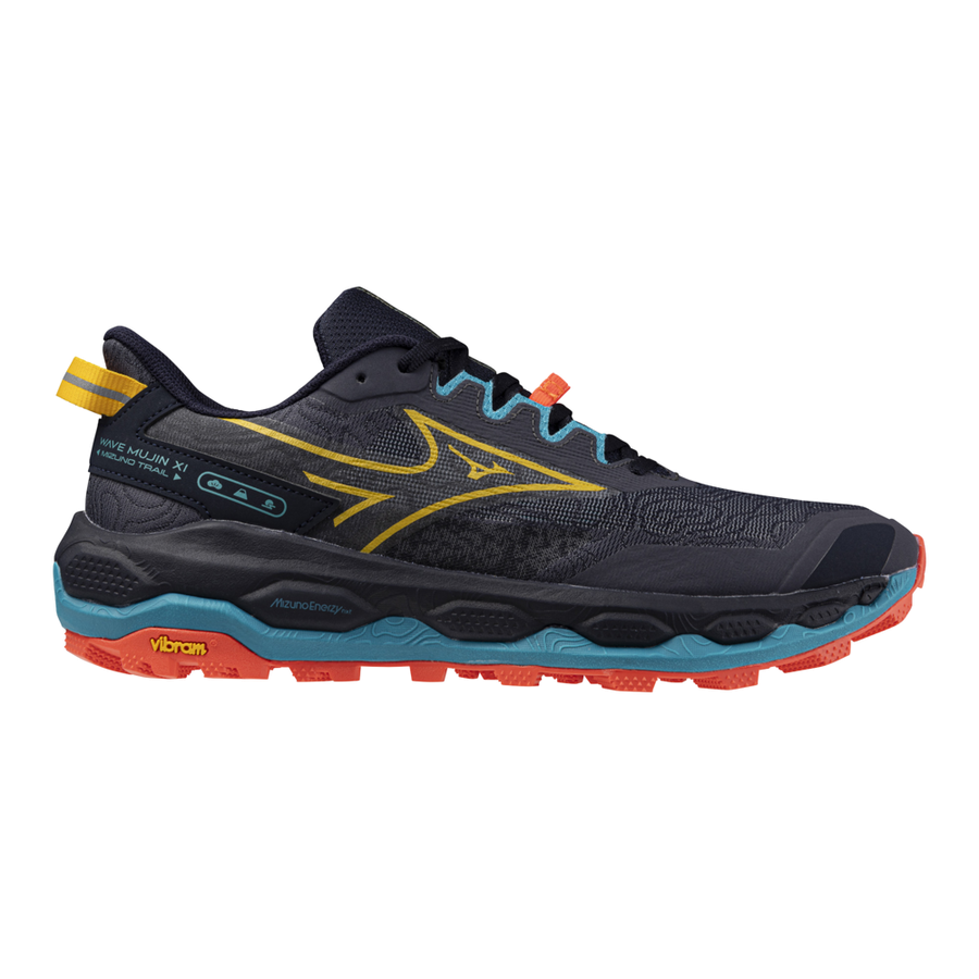 ה-Mizuno J1GJ257001 WAVE MUJIN 11 הוא נעל ריצה אתלטית לשטח בצבעי אפור אודיסיי/סיטרוס/אלמוג לוהט, עם סוליה של Vibram וחלק עליון מרשת.