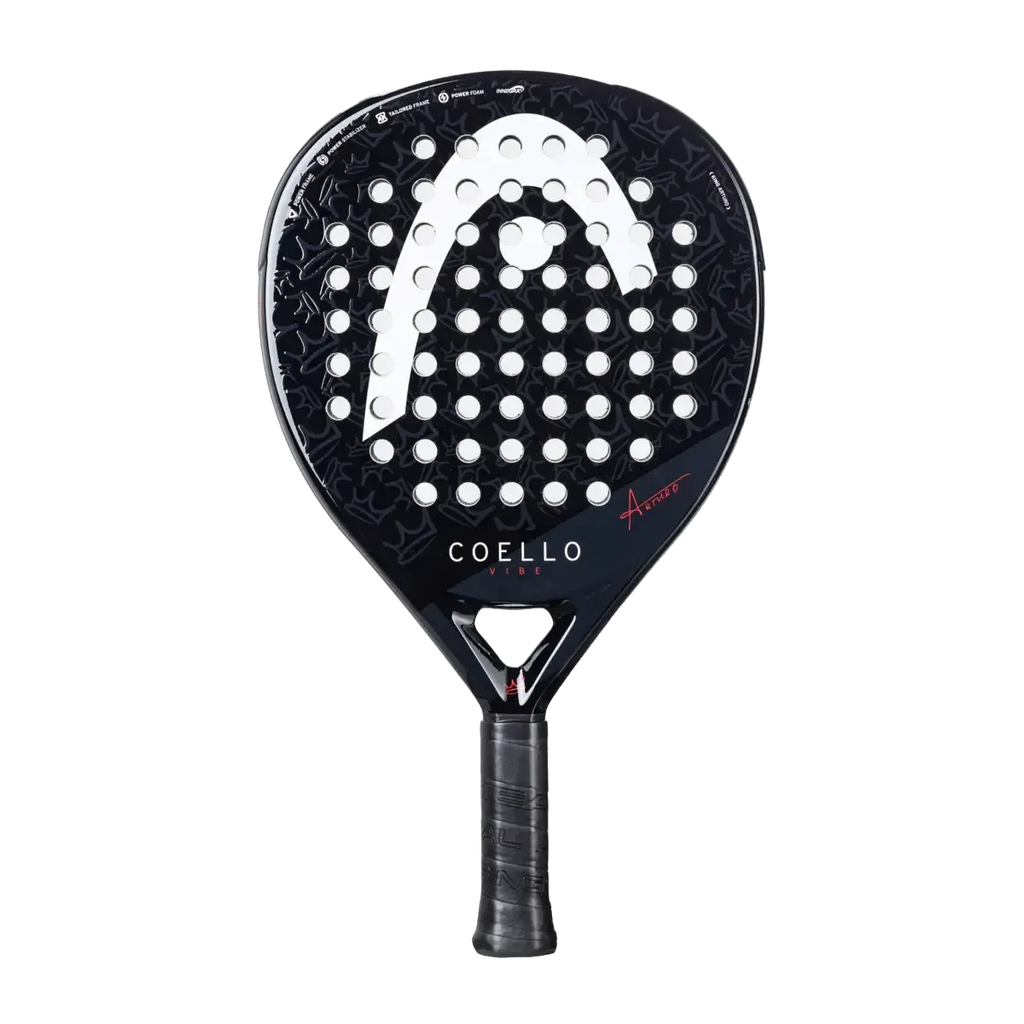ה-Head COELLO VIBE 2025 מבית Head הוא מחבט פדל שחור עם משטח מחורר, לוגו לבן והכיתוב "Coello" מודפס עליו, על רקע לבן חלק.