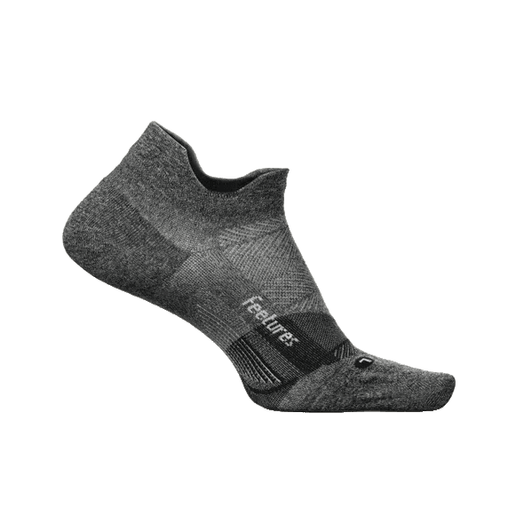 Feetures Elite Ultra Light No Show Tab Gray E557160 גרבי ריצה — גרבי ספורט אפורים עם נגיעות שחורות, הכיתוב "Feetures" בחלק העליון, מוצגים על רקע לבן; אידיאליים לאורח חיים פעיל. מותג: Feetures.